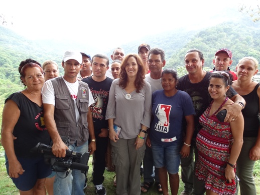 Mariela Castro Espín junto al equipo de la Televisión Serrana.