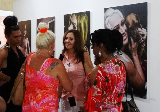 Mariela Castro junto a algunas muchachas trans en la exposición Fátima XXXXXY