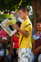 Adolescente cubano lee revista Sexología y Sociedad. Foto: Fernando Valdés.